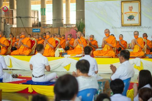 ภาพ No.115463:พิธีตักบาตรฉลองพระใหม่ ในโครงการอุปสมบทหมู่บูชาธรรม 115 ปี คุณยายอาจารย์มหารัตนอุบาสิกาจันทร์ ขนนกยูง วันที่ 19  มกราคม พ.ศ. 2567 ณ มหารัตนวิหารคด วัดพระธรรมกาย