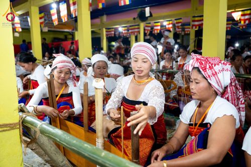 ภาพ No.176165:พิธีทอดกฐินสมทบ โดยมูลนิธิธรรมกาย ในนามหลวงพ่อธัมมชโย ณ วัดสัทธนารามา บานา วิหาร เมืองไดยุน รัฐอรุนาจาลประเทศ ประเทศอินเดีย วันที่ 15 พฤศจิกายน พ.ศ. 2567