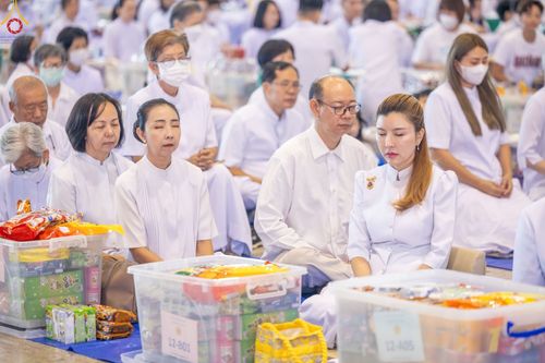 ภาพ No.89439:พิธีตักบาตร ข้าวสารอาหารแห้ง พิธีบูชาข้าวพระ และพิธีจุดเทียนใจ ไฟนิรันดร์  อนันตชัย ณ สภาธรรมกายสากล วัดพระธรรมกาย วันอาทิตย์ที่ 1 ตุลาคม พ.ศ. 2566