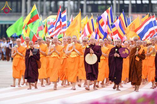 ภาพ No.143667:พิธีถวายผ้าไตร, สวดธรรมจักร, ปฏิบัติธรรม และฟังแสดงพระธรรมเทศนา ภาษาเมียนมา โดยมีสาธุชนชาวเมียนมากว่า 4,000 คน เข้าร่วมพิธี ณ มหารัตนวิหารคด วัดพระธรรมกาย วันอาทิตย์ที่ 7 กรกฎาคม พ.ศ. 2567