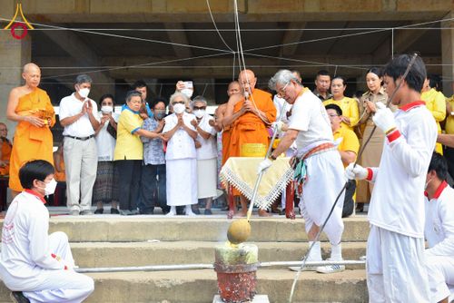 ภาพ No.152598:พิธีเททองหล่อพระพุทธรูปประจำสัตตมหาสถาน ธรรมอุทยานอุโบสถวัดสายสุวพรรณ - กิจกรรมปลูกต้นไม้เฉลิมพระเกียรติ พระบาทสมเด็จพระเจ้าอยู่หัว วันที่ 26 กรกฎาคม พ.ศ. 2567