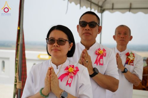 ภาพ No.131438:พิธีอัญเชิญพระบรมสารีริกธาตุ และองค์พระพุทธรัตนกายสิทธิ์ ติดตั้งองค์พระเจดีย์จตุรทิศ ถวายองค์พระเจดีย์ ลานธรรมและกำแพงแก้ว ถวายเป็นพุทธบูชา น้อมถวายบูชาธรรมหลวงพ่ออายุวัฒนมงคล ๘๐ พรรษา วันเสาร์ที่ ๑๖ มีนาคม พ.ศ. ๒๕๖๗ ณ วัดเขาพญาปราบ ต.ตะขบ อ.ปักธงชัย จ.น