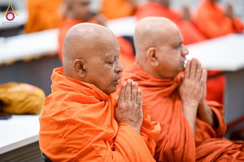 ภาพ No.223029:วันที่ 24 เมษายน พ.ศ. 2568 หลวงพ่อทัตตชีโวต้อนรับคณะสงฆ์ศรีลังกา ณ อาคาร 100 ปี คุณยายมหารัตนอุบาสิกาจันทร์ ขนนกยูง วัดพระธรรมกาย