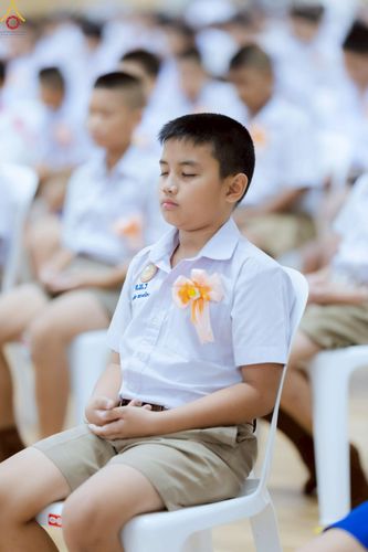 ภาพ No.245908:วันเสาร์ที่ 13 กันยายน พ.ศ. 2568 พิธีมอบผ้าไตรประธานกฐินสัมฤทธิ์เด็กดี V-Star ณ สภาธรรมกายสากล วัดพระธรรมกาย