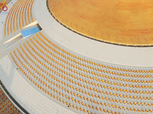 ภาพ No.187734:พิธีตักบาตรฉลองพระใหม่ ต้อนรับพุทธศักราช 2568 ณ ลานธรรมพระมหาธรรมกายเจดีย์ วัดพระธรรมกาย จ.ปทุมธานี วันที่ 1 มกราคม พ.ศ. 2568