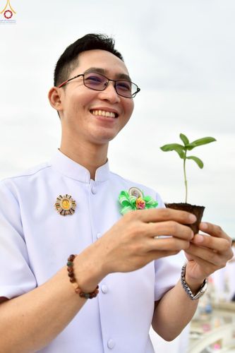 ภาพ No.253077:วันที่ 10 ตุลาคม พ.ศ. 2568 พิธีปลูกต้นทรัพย์บานชื่น ณ ลานธรรม วัดพระธรรมกาย