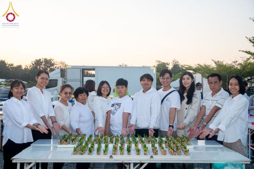 ภาพ No.196908:พิธีถวายภัตตาหารเป็นสังฆทาน แด่พระธรรมยาตรา ณ วัดโบสถ์(บน) ตำบลบางคูเวียง อำเภอบางกรวย จังหวัดนนทบุรี ในโครงการธรรมยาตรา กตัญญูบูชา มหาปูชนียาจารย์ พระมงคลเทพมุนี(สด จนฺทสโร) พระผู้ปราบมาร อนุสรณ์สถาน 7 แห่ง ปีที่ 13 วันที่ 18 มกราคม พ.ศ. 2568