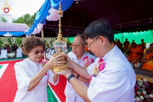 ภาพ No.255462:วันที่ 13 ตุลาคม พ.ศ. 2568 พิธีบรรจุพระบรมสารีริกธาตุ ผูกผ้า 7 สี เพื่อความเป็นสิริมงคล  และ ยกช่อฟ้า ประดิษฐานบนหลังคาอุโบสถวัดทุ่งเจริญธรรม ถวายบูชาธรรม 81 ปี หลวงพ่อธัมมชโย โดยคณะศิษยานุศิษย์ ณ วัดทุ่งเจริญธรรม อ.อมก๋อย จ.เชียงใหม่