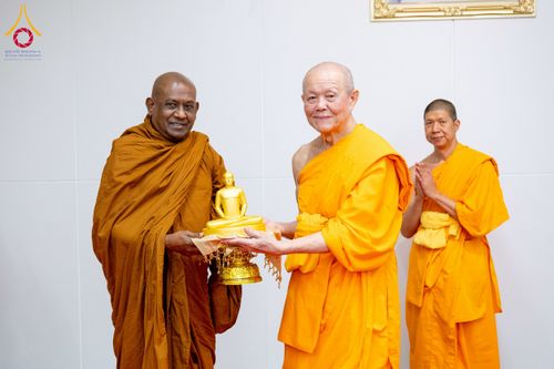 ภาพ No.222367:วันที่ 21 เมษายน พ.ศ. 2568 หลวงพ่อทัตตชีโวต้อนรับคณะสงฆ์ WAB ณ อาคาร 100 ปี คุณยายมหารัตนอุบาสิกาจันทร์ ขนนกยูง วัดพระธรรมกาย