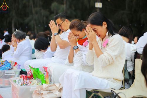 ภาพ No.190212:พิธีตักบาตรพระธรรมยาตรา ณ อนุสรณ์สถานลำดับที่ 1 สถานที่เกิดด้วยรูปกายเนื้อ อนุสรณ์สถานมหาวิหารพระมงคลเทพมุนี (โลตัสแลนด์) อ.สองพี่น้อง จ.สุพรรณบุรี ในโครงการธรรมยาตรา กตัญญูบูชา มหาปูชนียาจารย์ พระมงคลเทพมุนี(สด จนฺทสโร) พระผู้ปราบมาร อนุสรณ์สถาน 7 แห่ง 