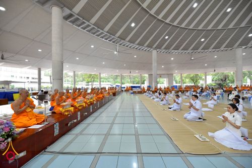 ภาพ No.267552:วันที่ 7 พฤศจิกายน พ.ศ. 2568 พสกนิกรอำเภอคลองหลวง รวมใจบำเพ็ญกุศลปัณรสมวาร (15 วัน) อุทิศถวายเป็นพระราชกุศลแด่ “สมเด็จพระพันปีหลวง” ณ วัดพระธรรมกาย