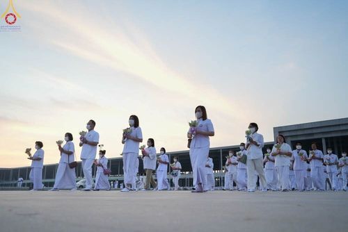 ภาพ No.101414:พิธีเวียนประทักษิณ, พิธีวันทาเจดีย์, พิธีขอขมาและมอบผ้าไตร ในโครงการอุปสมบทหมู่ รุ่นบูชาธรรมมหาปูชนียาจารย์ ณ วัดพระธรรมกาย ในวันที่ 9 ธันวาคม พ.ศ. 2566