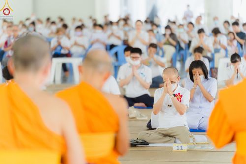 ภาพ No.80259:สาธุชนร่วมสรงน้ำพระและทำบุญ เนื่องในวันสงกรานต์ ณ หอฉันคุณยายอาจารย์ฯ วัดพระธรรมกาย วันที่ 13 เมษายน พ.ศ. 2566