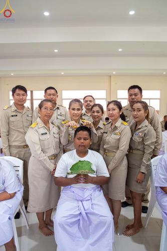 ภาพ No.59112:พิธีปลงผมและแห่นาคธรรมทายาท ในโครงการบรรพชาสามเณร ภาคฤดูร้อน เฉลิมพระเกียรติพระบาทสมเด็จพระเจ้าอยู่หัว เนื่องในโอกาส  พระราชพิธีมหามงคลเฉลิมพระชนมพรรษา 6 รอบ  ปลงผมนาคในวันที่ 21 เมษายน พ.ศ 2567 ณ วัดกลางธนรินทร์ (ธรรมอุทยานบ้านแป้ง)