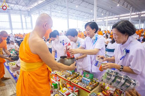 ภาพ No.123010:พิธีตักบาตร และพิธีบูชาข้าวพระ ในวันอาทิตย์ต้นเดือนที่ 4 กุมภาพันธ์ พ.ศ. 2567 ณ วัดพระธรรมกาย จ.ปทุมธานี