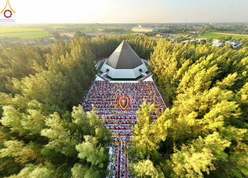 ภาพ No.188751:พิธีต้อนรับพระธรรมยาตรา ในโครงการธรรมยาตรา กตัญญูบูชา มหาปูชนียาจารย์ พระมงคลเทพมุนี(สด จนฺทสโร) พระผู้ปราบมาร อนุสรณ์สถาน 7 แห่ง ปีที่ 13 วันที่ 3 มกราคม พ.ศ. 2568 ณ อนุสรณ์สถานมหาวิหารพระมงคลเทพมุนี (โลตัสแลนด์) อ.สองพี่น้อง จ.สุพรรณบุรี