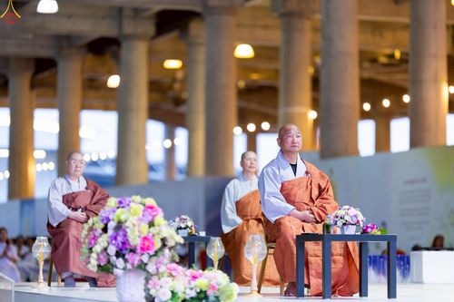 ภาพ No.223953:วันวิสาขบูชา วันอาทิตย์ที่ 11 พฤษภาคม พ.ศ. 2568 พิธีจุดวิสาขประทีป ,  พิธีเวียนประทักษิณรอบพระมหาธรรมกายเจดีย์ , พิธีฉลองชัยสวดมนต์บทธัมมจักกัปปวัตตนสูตร ครบ 7,357,000,000 จบ ณ มหารัตนวิหารคด วัดพระธรรมกาย