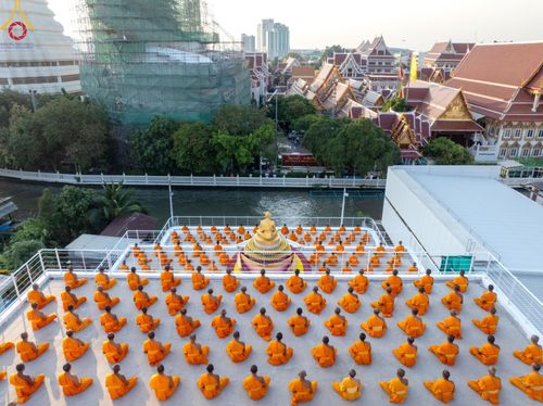 ภาพ No.201292:พระธรรมยาตราปฏิบัติธรรม และถ่ายภาพหมู่ประวัติศาสตร์ ณ อาคารธรรมยาตรา กตัญญูบูชามหาปูชนียาจารย์  ตรงข้ามวัดปากน้ำภาษีเจริญ จ.กรุงเทพมหานคร ในโครงการธรรมยาตรา กตัญญูบูชา มหาปูชนียาจารย์ พระมงคลเทพมุนี(สด จนฺทสโร) พระผู้ปราบมาร อนุสรณ์สถาน 7 แห่ง ปีที่ 13