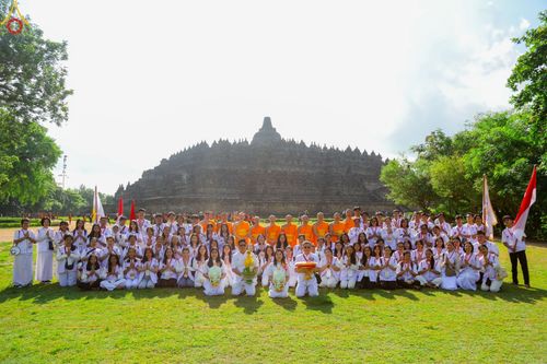 ภาพ No.103050:พิธีวันทาเจดีย์ พิธีเวียนประทักษิณ ธรรมทายาทชาวอินโดนีเซียกว่า 1,000 คน ณ มหาเจดีย์บุโรพุทโธ ประเทศอินโดนีเซีย ในวันที่ 19 ธันวาคม พ.ศ. 2566