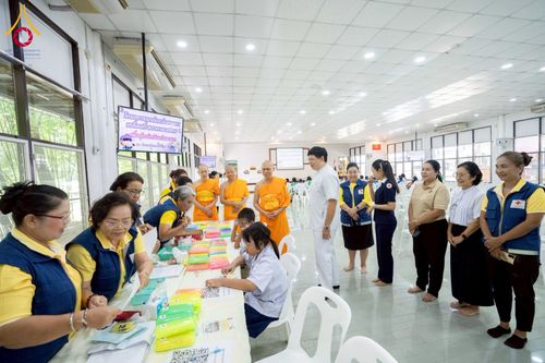 ภาพ No.230338:วันจันทร์ที่ 30 มิถุนายน พ.ศ. 2568 เจ้าอาวาสวัดพระธรรมกาย เยี่ยมอนุโมทนาให้กำลังใจ บุคลากรทางการแพทย์-เจ้าหน้าที่ผู้ปฏิบัติงาน โครงการรถตัดแว่นสายตาเคลื่อนที่สภากาชาดไทย เพื่อเด็กนักเรียนในชนบท พื้นที่จังหวัดปทุมธานี