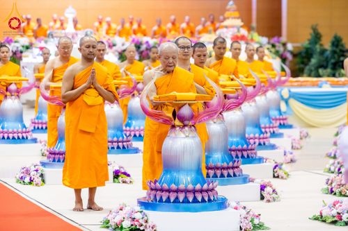 ภาพ No.215699:วันอาทิตย์ต้นเดือนที่ 6 เมษายน พ.ศ. 2568 พิธีทอดผ้าป่าสมทบ เพื่องานถวายมหาสังฆทาน 40,000 กว่าวัดทั่วประเทศ ณ สภาธรรมกายสากล วัดพระธรรมกาย