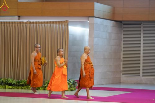 ภาพ No.146081:วันมหารำลึก ครั้งที่ 34 พิธีร่วมรำลึกถึงนักสร้างบารมีที่ล่วงลับไปแล้ว , พิธีสวดพระพุทธมนต์ ณ ห้องแก้วสารพัดนึก 1 วัดพระธรรมกาย วันเสาร์ที่ 27 กรกฎาคม พ.ศ. 2567