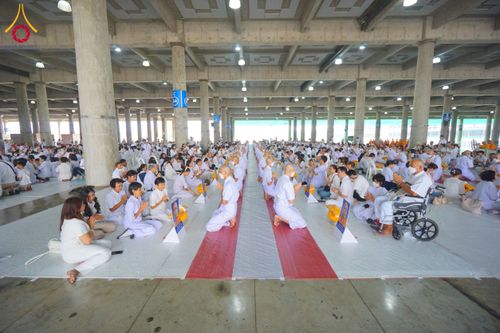ภาพ No.62722:พิธีขอขมามอบผ้าไตร ในโครงการอุปสมบทหมู่ บูชาธรรมหลวงพ่อธัมมชโย พ.ศ.2567  โครงการอุปสมบทหมู่ธรรมทายาท ระดับอุดมศึกษา รุ่นที่51 (ภาคฤดูร้อน) โครงการบวชพระนานาชาติ AEC และ WAB รุ่นผู้บริหาร(รุ่นที่2) ณ ลานธรรม พระมหาธรรมกายเจดีย์ วันที่ 13 เมษายน พ.ศ. 2567