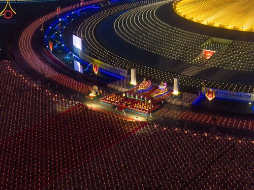 ภาพ No.122211:พิธีจุดประทีปถวายเป็นพุทธบูชา และบูชาธรรมมหาปูชนียาจารย์ พระมงคลเทพมุนี(สด จนฺทสโร) ในโครงการธรรมยาตรา กตัญญูบูชา มหาปูชนียาจารย์ พระมงคลเทพมุนี(สด จนฺทสโร) พระผู้ปราบมาร อนุสรณ์สถาน 7 แห่ง ปีที่ 12 วันที่ 31 มกราคม พ.ศ. 2567 ณ วัดพระธรรมกาย จ.ปทุมธานี (