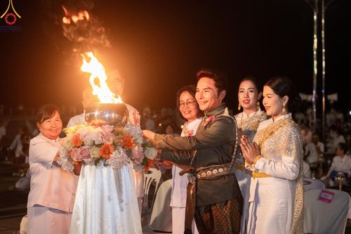 ภาพ No.175938:พิธีจุดประทีปโคมลาน, โคมลอยและลอยกระทง ถวายประทีปเป็นพุทธบูชา สร้างความสว่างไสวให้กับแผ่นดินด้วยแสงธรรม วันที่ 15 พฤศจิกายน พ.ศ. 2567 ณ พุทธอุทยานนานาชาติ อ.โพนพิสัย จ.หนองคาย