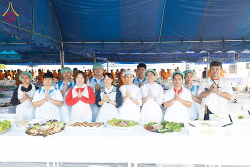 ภาพ No.201795:พิธีถวายภัตตาหารเป็นสังฆทาน แด่พระธรรมยาตรา ณ อนุสรณ์สถานบางปลา วัดบางปลา อำเภอบางเลน จังหวัดนครปฐม ในโครงการธรรมยาตรา กตัญญูบูชา มหาปูชนียาจารย์ พระมงคลเทพมุนี(สด จนฺทสโร) พระผู้ปราบมาร อนุสรณ์สถาน 7 แห่ง ปีที่ 13 วันที่ 26 มกราคม พ.ศ. 2568