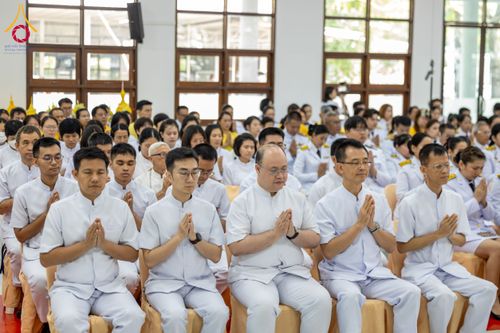 ภาพ No.179588:พิธีเจริญพระพุทธมนต์ พิธีทำบุญตักบาตรถวายพระราชกุศล และพิธีวางพานพุ่มดอกไม้ถวายราชสักการะ  แด่พระบาทสมเด็จพระบรมชนกาธิเบศร มหาภูมิพลอดุลยเดชมหาราช บรมนาถบพิตร เนื่องในวันคล้ายวันพระบรมราชสมภพ วันชาติ และวันพ่อแห่งชาติ วันพฤหัสบดีที่ 5 ธันวาคม พ.ศ. 2567 ณ