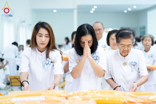 ภาพ No.174338:พิธีทอดกฐินกตัญญูบูชาธรรม ณ ศูนย์ปฏิบัติธรรมพระมงคลเทพมุนี อ.สองพี่น้อง จ.สุพรรณบุรี ในโครงการกฐินสามัคคีทั่วไทย 30,000 วัด บูชาธรรม 80 ปี หลวงพ่อธัมมชโย โดยคณะศิษยานุศิษย์วัดพระธรรมกาย วันที่ 10 พฤศจิกายน พ.ศ. 2567
