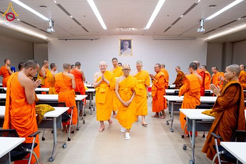 ภาพ No.222431:วันที่ 21 เมษายน พ.ศ. 2568 หลวงพ่อทัตตชีโวต้อนรับคณะสงฆ์ สปป.ลาว ณ อาคาร 100 ปี คุณยายมหารัตนอุบาสิกาจันทร์ ขนนกยูง วัดพระธรรมกาย