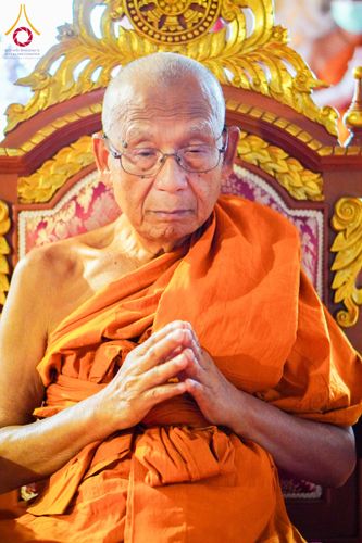 ภาพ No.146684:พิธีต้อนรับสัญญาบัตร พัดยศ ผ้าไตร ในโอกาสที่พระบาทสมเด็จพระเจ้าอยู่หัว ทรงพระกรุณาโปรดพระราชทานสัญญาบัตรตั้งสมณศักดิ์ พระวิมลศาสนวิเทศ (สำรวจ กมโล) เจ้าอาวาสวัดไทยนอร์เวย์ เป็นพระราชาคณะชั้นราช ในราชทินนามที่ “พระราชวชิรศาสนวิเทศ”