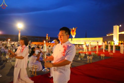 ภาพ No.160574:พิธีจุดประทีป 20,000 ดวง บูชาพระมหาธรรมกายเจดีย์ และบูชาพระมงคลเทพมุนี (สด จนฺทสโร) พระผู้ปราบมาร ณ ลานธรรม พระมหาธรรมกายเจดีย์ วัดพระธรรมกาย จ.ปทุมธานี วันที่ 10 ตุลาคม พ.ศ. 2567