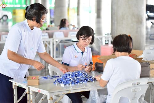 ภาพ No.239974:วันที่ 20-23 สิงหาคม พ.ศ. 2568 การเตรียมงานวันธรรมชัย ใส่ถ่านประทีป LED ที่วิหารคด 7 และ 25 วัดพระธรรมกาย