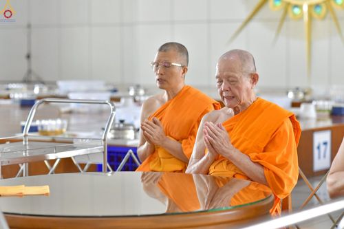 ภาพ No.231890:วันที่ 5 กรกฎาคม พ.ศ. 2568 พิธีถวายภัตตาหารเมนูสวรรค์ เพื่อการบรรลุธรรม ณ หอฉันคุณยายอาจารย์ฯ วัดพระธรรมกาย