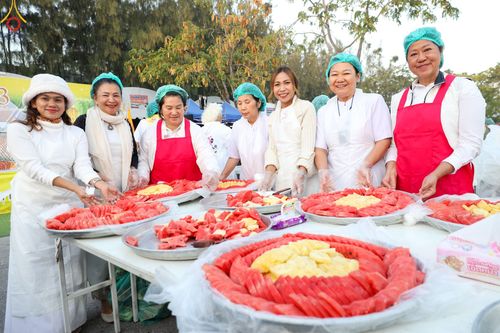 ภาพ No.189960:พิธีถวายภัตตาหารเป็นสังฆทาน แด่พระธรรมยาตรา ณ อนุสรณ์สถานมหาวิหารพระมงคลเทพมุนี (โลตัสแลนด์) อ.สองพี่น้อง จ.สุพรรณบุรี ในโครงการธรรมยาตรา กตัญญูบูชา มหาปูชนียาจารย์ พระมงคลเทพมุนี(สด จนฺทสโร) พระผู้ปราบมาร อนุสรณ์สถาน 7 แห่ง ปีที่ 13 วันที่ 6 มกราคม 2568