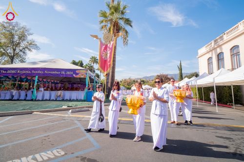 ภาพ No.179833:พิธีทอดกฐินบรมจักรพรรดิ สร้างอุโบสถ 80 ปี บูชาธรรมหลวงพ่อธัมมชโย ณ วัดพระธรรมกายแคลิฟอร์เนีย ประเทศสหรัฐอเมริกา วันอาทิตย์ที่ 10 พฤศจิกายน พ.ศ. 2567