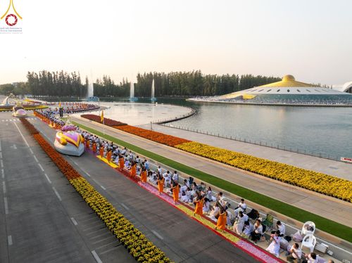 ภาพ No.202002:พิธีต้อนรับพระธรรมยาตรา ณ อนุสรณ์สถานลำดับที่ 7 สถานที่ขยายวิชชาธรรมกาย วัดพระธรรมกาย ต.คลองสาม อ.คลองหลวง จ.ปทุมธานี ในโครงการธรรมยาตรา กตัญญูบูชา มหาปูชนียาจารย์ พระมงคลเทพมุนี(สด จนฺทสโร) พระผู้ปราบมาร อนุสรณ์สถาน 7 แห่ง ปีที่ 13 วันที่ 26 มกราคม 2568