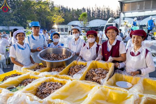ภาพ No.108444:ถวายภัตตาหารเป็นสังฆทาน แด่คณะพระธรรมยาตราฯ ในโครงการธรรมยาตรากตัญญูบูชา มหาปูชนียาจารย์ พระมงคลเทพมุนี(สด จนฺทสโร) พระผู้ปราบมาร อนุสรณ์สถาน 7 แห่ง ปีที่ 12 วันที่ 7 มกราคม พ.ศ. 2567 ณ อนุสรณ์สถานโลตัสแลนด์ จ.สุพรรณบุรี
