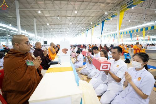 ภาพ No.85354:พิธีถวายมหาสังฆทานคณะสงฆ์ 2000 กว่าวัดทั่วประเทศปีที่ 23, พิธีถวายไทยธรรมคณะสงฆ์ 323 วัด 4 จังหวัดชายแดนภาคใต้, พิธีมอบปัจจัยช่วยเหลือครู 4 จังหวัดชายแดนภาคใต้ ณ สภาธรรมกายสากล วัดพระธรรมกาย ในวันสมาธิโลก อาทิตย์ที่ 6 สิงหาคม พ.ศ. 2566