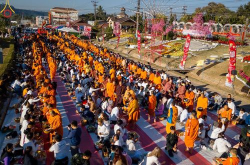 ภาพ No.187140:พิธีตักบาตรพระ ๕๐๐ รูป "สร้างบุญใหญ่ ส่งท้ายปีเก่า ต้อนรับปีใหม่ ๒๕๖๘" วันเสาร์ที่ ๒๘ ธันวาคม พ.ศ. ๒๕๖๗ ณ ถนนหน้าที่ว่าการอำเภอภูเรือ จังหวัดเลย