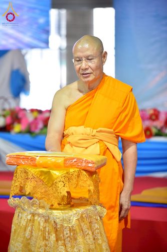 ภาพ No.238088:วันอังคารที่ 12 สิงหาคม พ.ศ. 2568 กิจกรรมวันแม่แห่งชาติ พิธีเปิดห้องปฎิบัติธรรม "กลางใส ใจสว่าง" (World Inner Peace Meditation Room) พิธีลูกกราบคุณแม่-คุณพ่อ พิธีทอดผ้าป่ากองทุนเลี้ยงพระ&กฐิน 30,000 วัด(บูชาธรรมหลวงพ่อ) พิธีไถ่โคท้อง 2 ตัว  ณ วิหารคด 2 ว