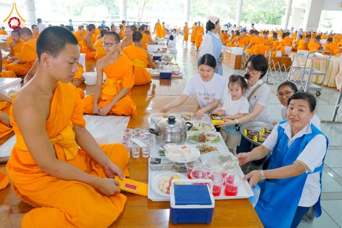 ภาพ No.243834:วันที่ 6 กันยายน พ.ศ. 2568 พิธีถวายภัตตาหารเมนูสวรรค์ เพื่อการบรรลุธรรม ณ หอฉันคุณยายอาจารย์ฯ วัดพระธรรมกาย