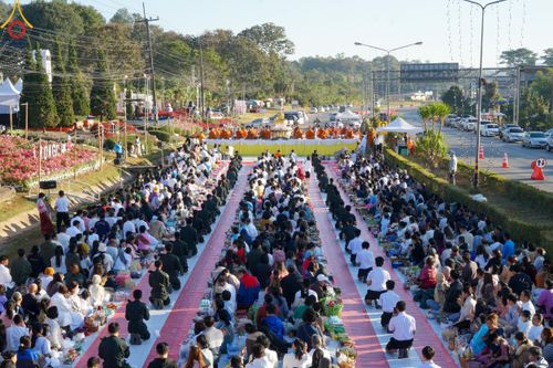 ภาพ No.106796:พิธีตักบาตรพระ ๒๐๐ รูป  "สร้างบุญใหญ่ ส่งท้ายปีเก่า ต้อนรับปีใหม่ ๒๕๖๗" วันอาทิตย์ที่ ๓๑ ธันวาคม ๒๕๖๖ ณ ถนนหน้าที่ว่าการอำเภอภูเรือ อำเภอภูเรือ จังหวัดเลย