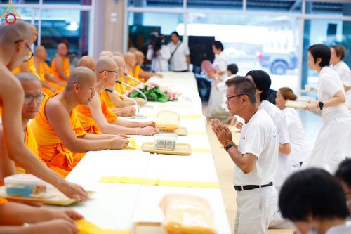 ภาพ No.127825:พิธีถวายภัตตาหารเป็นสังฆทาน แด่คณะพระธรรมยาตราฯ ในโครงการธรรมยาตราอัญเชิญพระบรมสารีริกธาตุ ประดิษฐาน ณ มหารัตนเจดีย์สิริปทุมสวรรค์ อ.บางกล่ำ จ.สงขลา วันที่ 9 มีนาคม พ.ศ. 2567