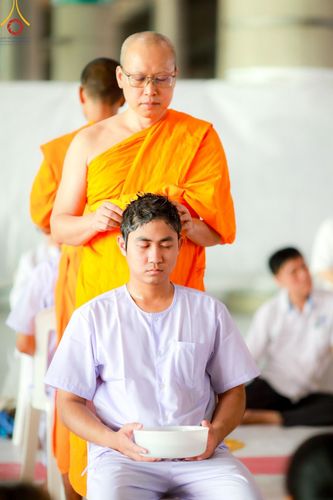 ภาพ No.159692:พิธีตัดปอยผมปลงผมนาคธรรมทายาท, พิธีบรรพชาอุปสมบทหมู่ โครงการอุปสมบทหมู่บูชาธรรม 140 ปี พระมงคลเทพมุนี (สด จนฺทสโร) ณ โบสถ์พระไตรปิฏก วัดพระธรรมกาย วันเสาร์ที่ 5 ตุลาคม พ.ศ. 2567