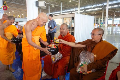 ภาพ No.209323:วันอาทิตย์ที่ 2 มีนาคม พ.ศ. 2568 พิธีตักบาตร ข้าวสารอาหารแห้ง ณ บ้านแก้วเรือนทองคุณยายฯ สภาธรรมกายสากล วัดพระธรรมกาย