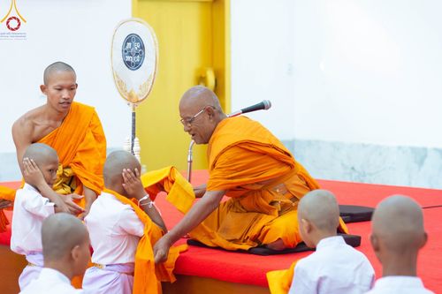 ภาพ No.101066:พิธีบรรพชาธรรมทายาท ในโครงการอุปสมบทบูชาธรรม มหาปูชนียาจารย์ พ.ศ. 2566 ณ วัดหนองไผ่ล้อม จ.ปราจีนบุรี วันที่ 2 ธันวาคม พ.ศ. 2566